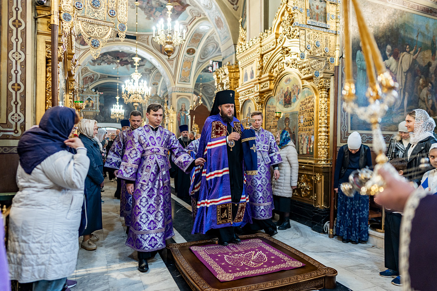Божественная литургия в праздник Воздвижения Креста Господня в Троицком кафедральном соборе Подольска